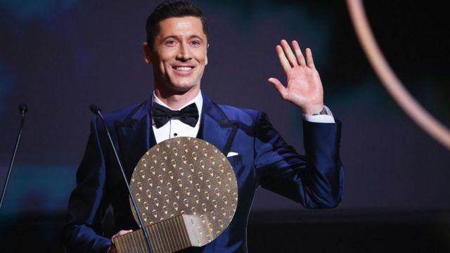1640673899312005187.jpg _121887450_lewandowskiwinsstrikeroftheyear.jpg