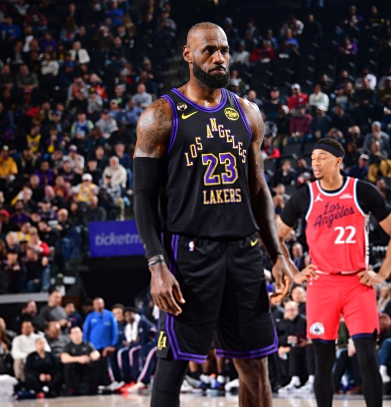 开云体育-轰23+6+5再刷历史首人纪录！詹皇末节引两波攻防浪潮 41岁不服老